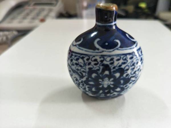 古玩陶瓷青花花卉紋鼻煙壺拍賣,當(dāng)前價(jià)格3333元
