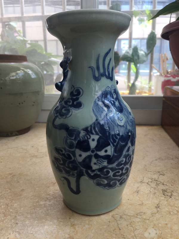 古玩陶瓷豆青釉青花獅紋盤口瓶拍賣,當前價格1800元