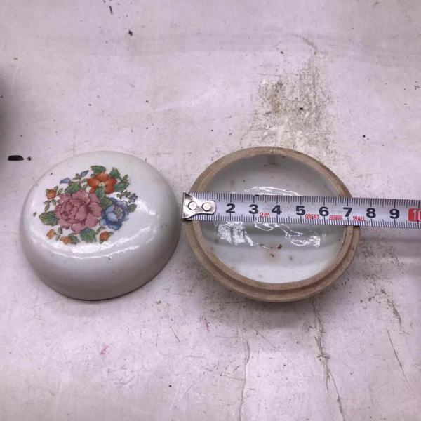 古玩陶瓷晚清花卉紋蓋盒粉盒印泥盒拍賣,當前價格238元