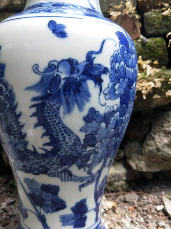 古玩陶瓷雙龍牡丹瓶拍賣,當前價格25000元