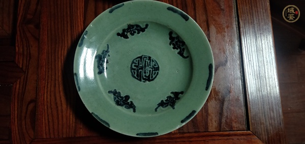 古玩陶瓷清中·豆青釉五福捧壽紋盤真品鑒賞圖