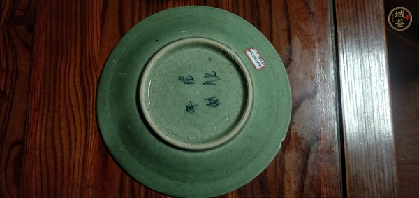 古玩陶瓷清中·豆青釉五福捧壽紋盤真品鑒賞圖