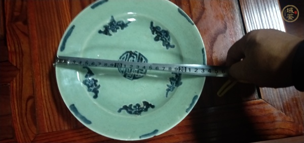 古玩陶瓷清中·豆青釉五福捧壽紋盤真品鑒賞圖
