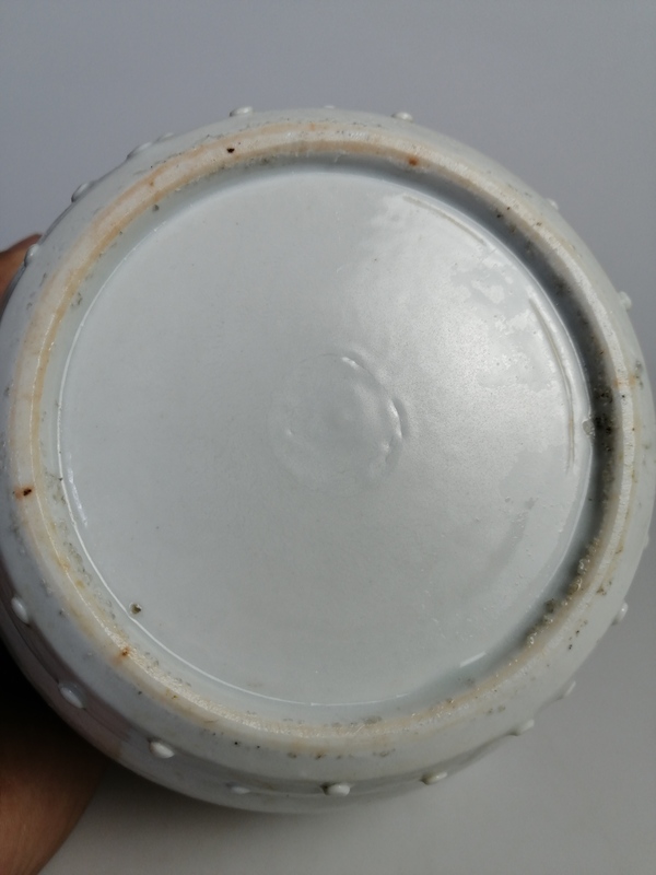 古玩陶瓷民國德化窯白釉堆塑梅花紋鼓釘蓋罐拍賣，當前價格1660元