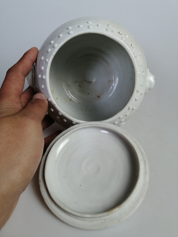 古玩陶瓷民國德化窯白釉堆塑梅花紋鼓釘蓋罐拍賣，當前價格1660元