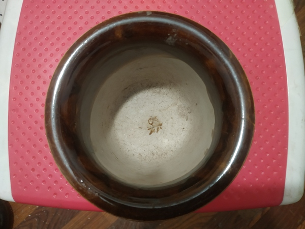 古玩陶瓷醬釉印花花卉紋四足花盆拍賣(mài)，當(dāng)前價(jià)格88元