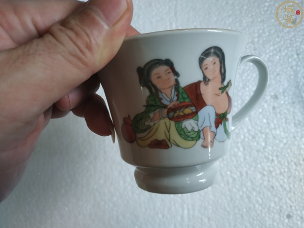 古玩陶瓷彩繪人物荷合二仙紋手把杯拍賣,當前價格88元