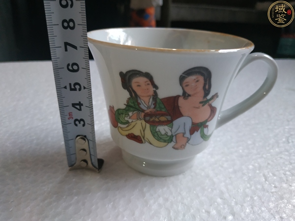 古玩陶瓷彩繪人物荷合二仙紋手把杯拍賣,當前價格88元