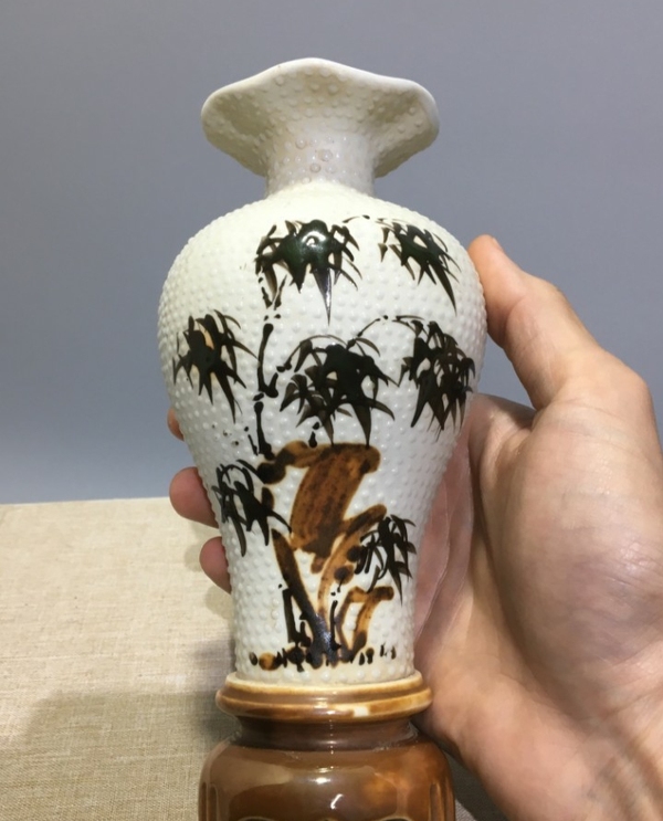 古玩陶瓷清末民初生反瓷白釉珍珠地兒三足瓶拍賣,當(dāng)前價(jià)格1890元
