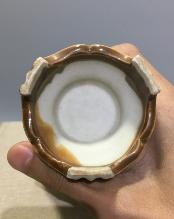 古玩陶瓷清末民初生反瓷白釉珍珠地兒三足瓶拍賣,當(dāng)前價(jià)格1890元