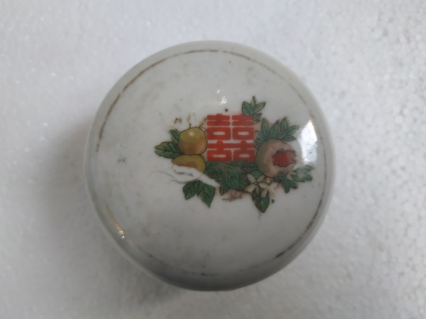 古玩陶瓷喜字花卉紋粉盒拍賣,當前價格188元
