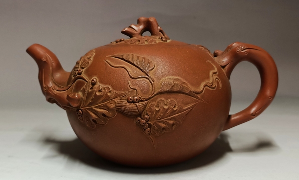 古玩轉(zhuǎn)賣大紅袍松鼠葡萄紫砂壺拍賣，當前價格1800元