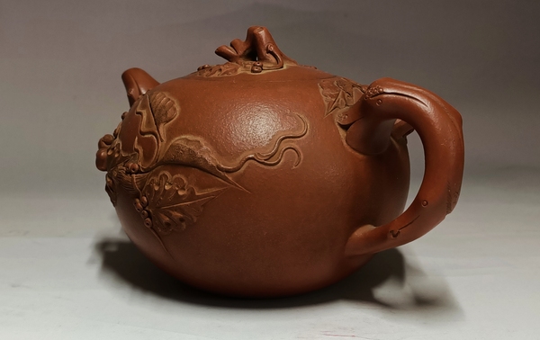 古玩雜項大紅袍松鼠葡萄紫砂壺拍賣,當前價格1666元