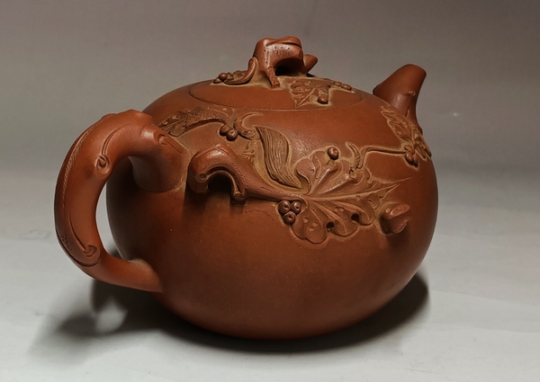 古玩雜項大紅袍松鼠葡萄紫砂壺拍賣,當前價格1666元
