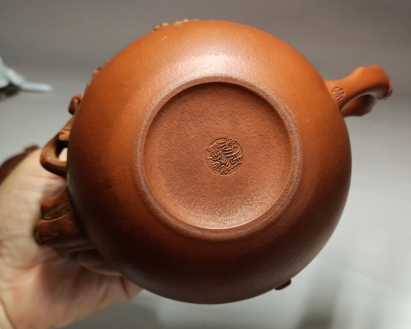 古玩雜項大紅袍松鼠葡萄紫砂壺拍賣,當前價格1666元