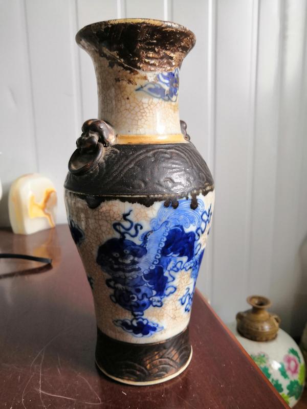 古玩陶瓷哥釉青花獅子滾繡球紋雙耳瓶拍賣,當(dāng)前價(jià)格500元