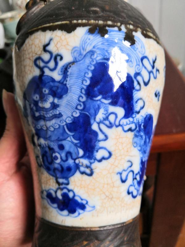 古玩陶瓷哥釉青花獅子滾繡球紋雙耳瓶拍賣,當(dāng)前價(jià)格500元