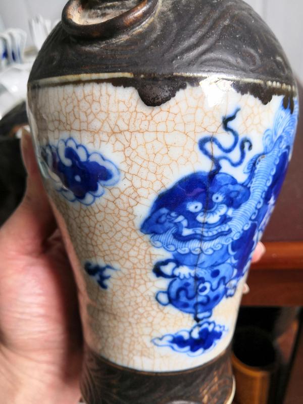 古玩陶瓷哥釉青花獅子滾繡球紋雙耳瓶拍賣,當(dāng)前價(jià)格500元