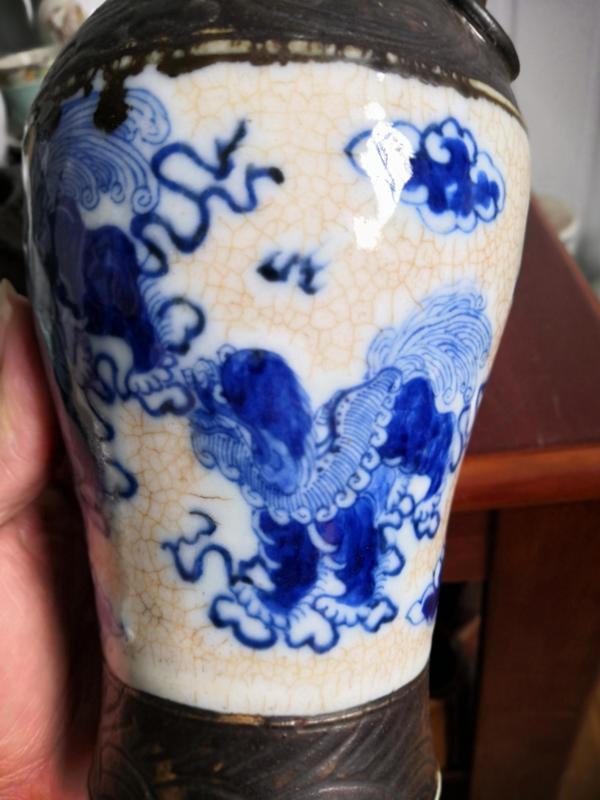 古玩陶瓷哥釉青花獅子滾繡球紋雙耳瓶拍賣,當(dāng)前價(jià)格500元