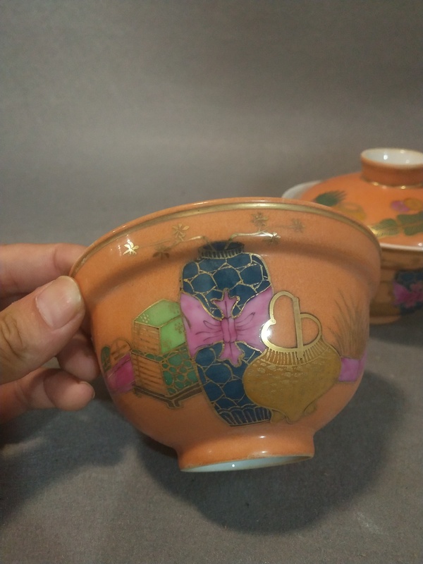 古玩陶瓷**紅地粉彩描金折沿蓋碗拍賣，當(dāng)前價格2200元