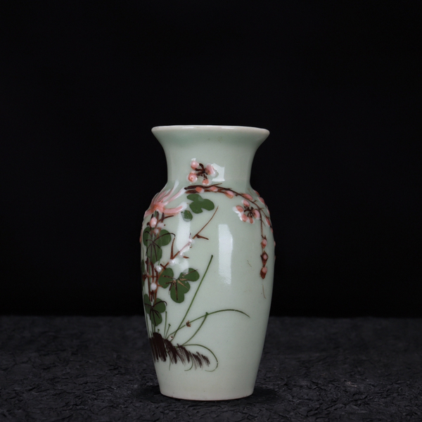 古玩陶瓷劉彭25期:晚清-豆青釉花卉紋賞瓶拍賣，當(dāng)前價格1680元