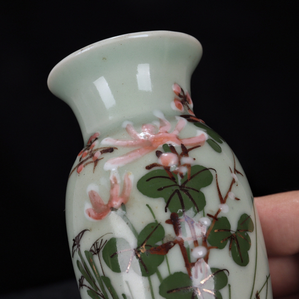古玩陶瓷劉彭25期:晚清-豆青釉花卉紋賞瓶拍賣，當(dāng)前價格1680元