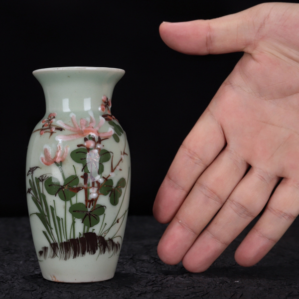 古玩陶瓷劉彭25期:晚清-豆青釉花卉紋賞瓶拍賣，當(dāng)前價格1680元