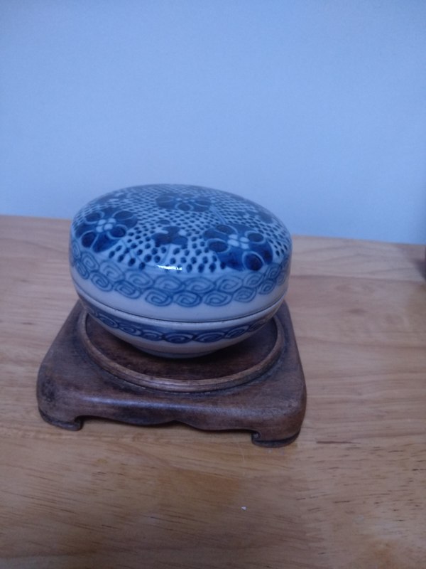古玩陶瓷清中期花卉紋青花蓋盒拍賣,當前價格666元