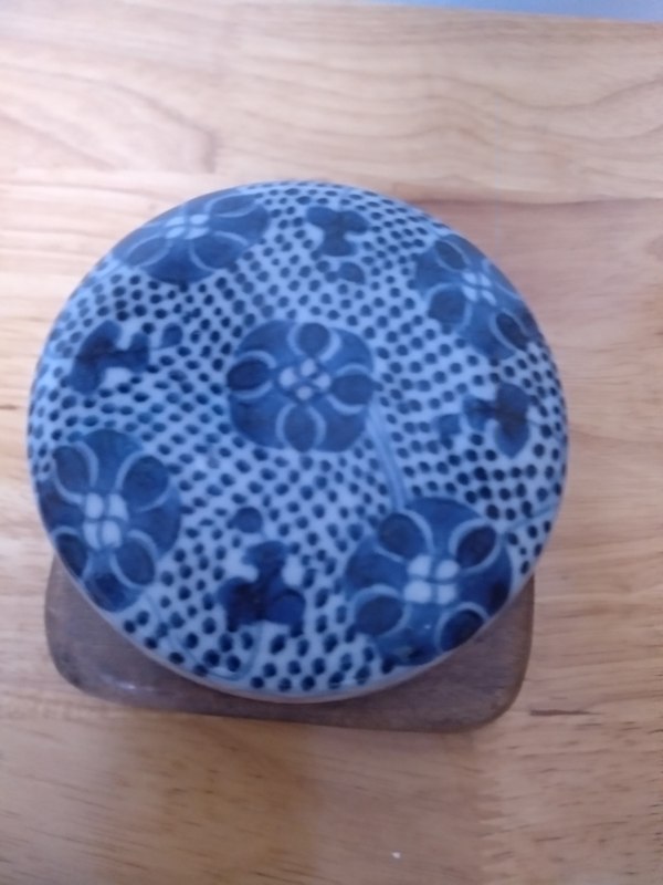 古玩陶瓷清中期花卉紋青花蓋盒拍賣,當前價格666元