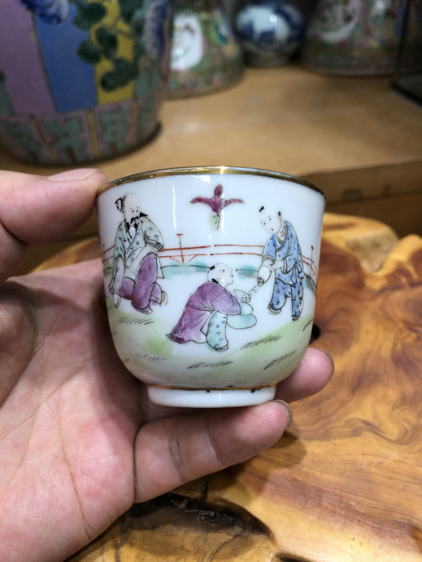古玩轉賣細路人物粉彩把杯拍賣，當前價格2588元