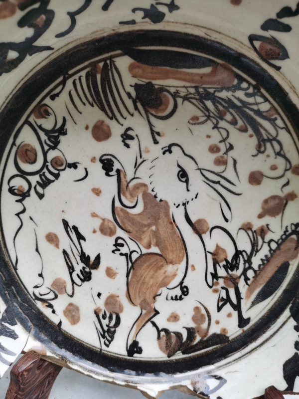 古玩陶瓷明代河南窑口产磁州窑系白地黑褐彩兔纹盆拍卖，当前价格1666元