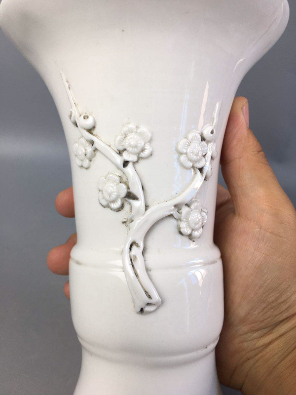 古玩陶瓷晚清白釉梅花紋花觚拍賣，當(dāng)前價格1000元