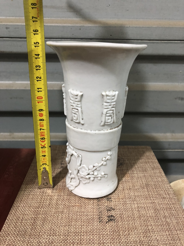 古玩陶瓷白釉梅花壽紋花觚拍賣,當前價格0元