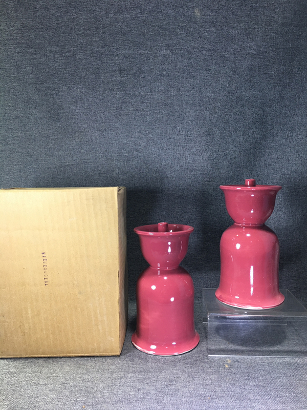 古玩陶瓷70年代精品胭脂紅釉燭臺一對,老庫存原盒子拍賣,當前價格189元