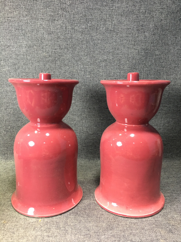 古玩陶瓷70年代精品胭脂紅釉燭臺一對,老庫存原盒子拍賣,當前價格189元