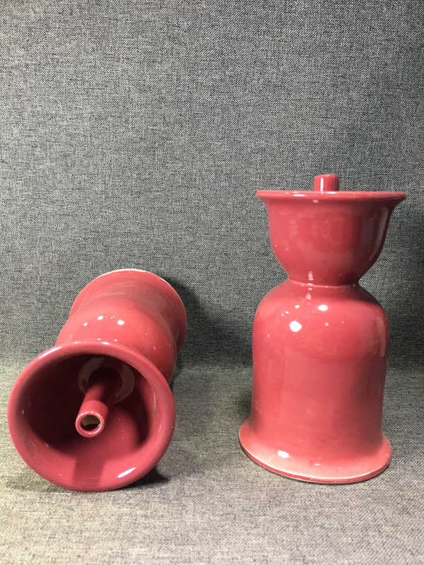 古玩陶瓷70年代精品胭脂紅釉燭臺一對,老庫存原盒子拍賣,當前價格189元