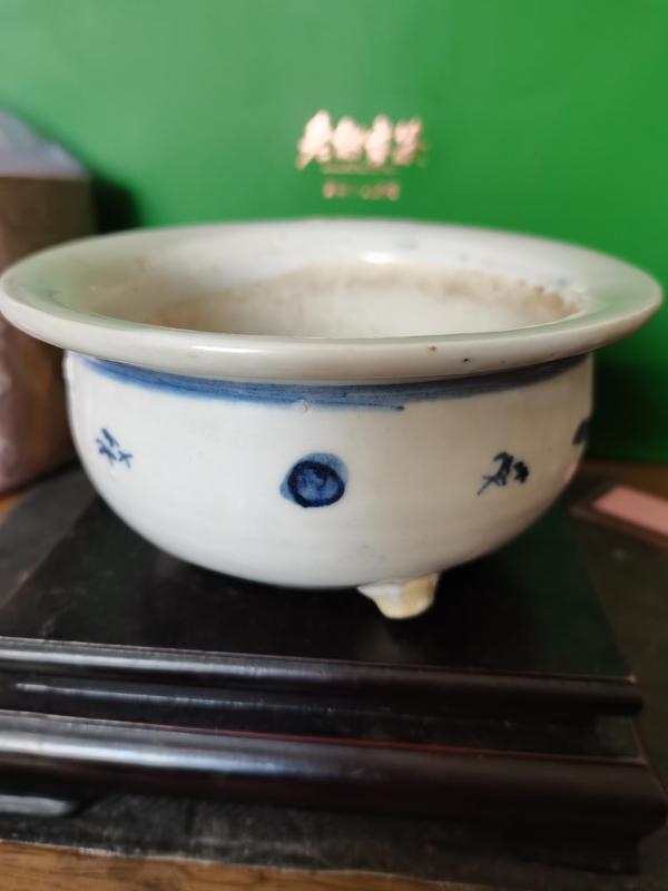 古玩陶瓷清中期山水紋青花三足爐拍賣,當前價格2000元