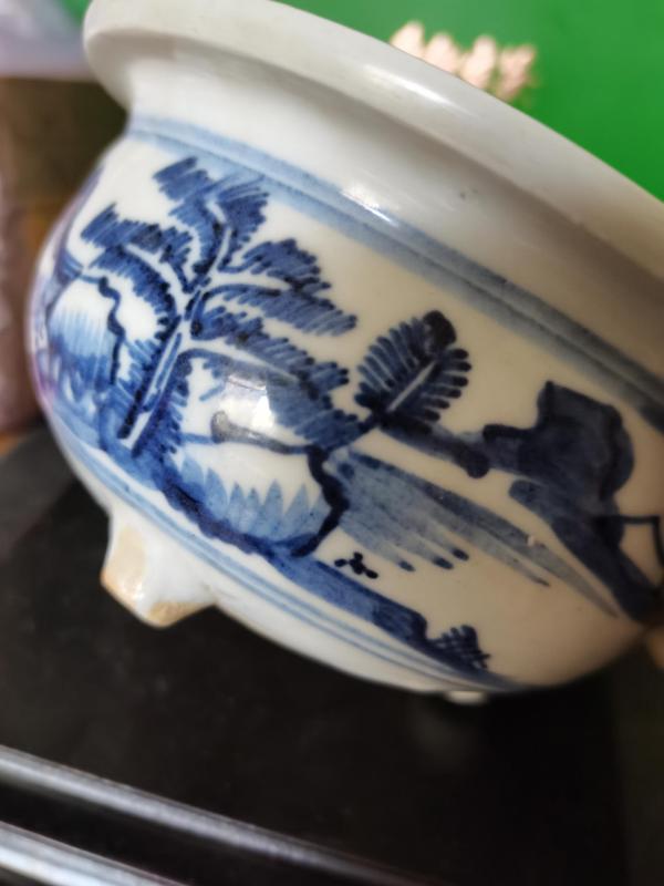 古玩陶瓷清中期山水紋青花三足爐拍賣,當前價格2000元