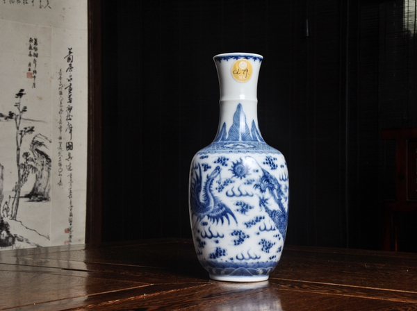 古玩陶瓷大清乾隆年制款龍鳳紋青花瓶拍賣,當(dāng)前價格20000元