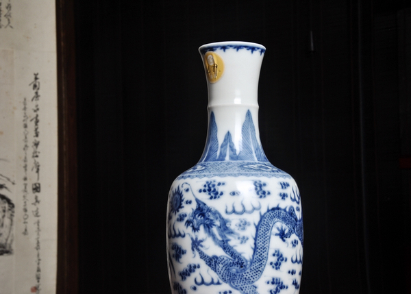 古玩陶瓷大清乾隆年制款龍鳳紋青花瓶拍賣,當(dāng)前價格20000元