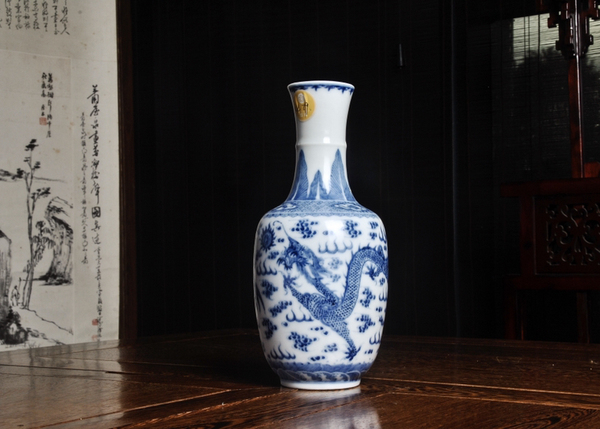 古玩陶瓷大清乾隆年制款龍鳳紋青花瓶拍賣，當(dāng)前價格20000元