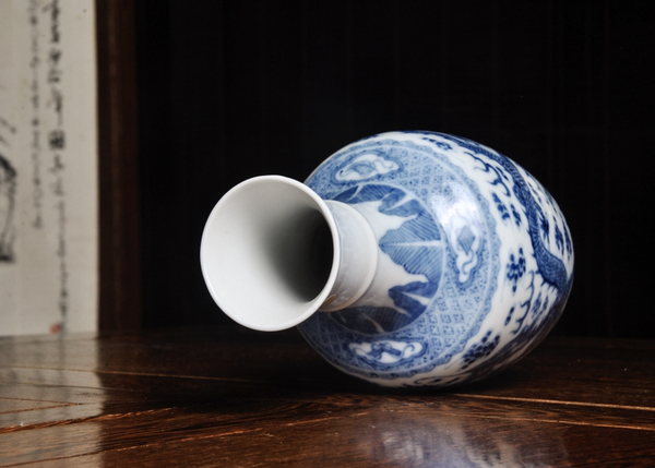 古玩陶瓷大清乾隆年制款龍鳳紋青花瓶拍賣，當(dāng)前價格20000元
