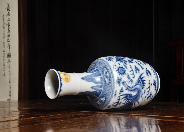 古玩陶瓷大清乾隆年制款龍鳳紋青花瓶拍賣,當(dāng)前價格20000元