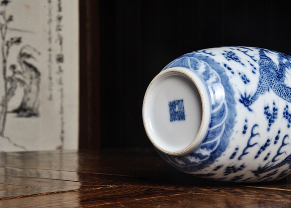 古玩陶瓷大清乾隆年制款龍鳳紋青花瓶拍賣,當(dāng)前價格20000元