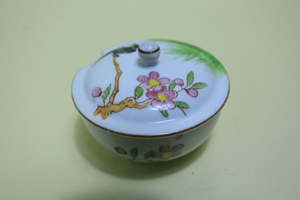 古玩陶瓷粉彩花鳥(niǎo)花卉紋蓋盒拍賣(mài)，當(dāng)前價(jià)格138元