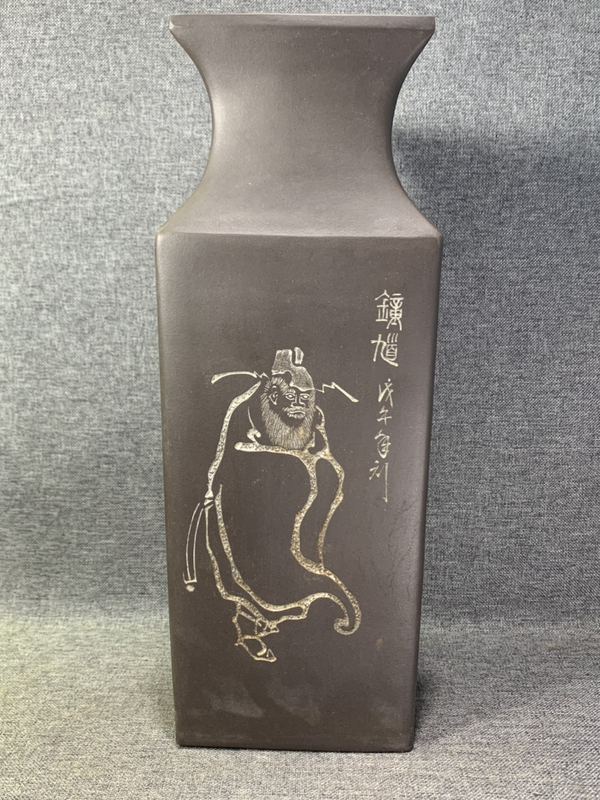 古玩陶瓷拍賣會級別!70年代紫砂一廠(鐘馗)竹林紋三角紫砂拍賣,當前價格1690元