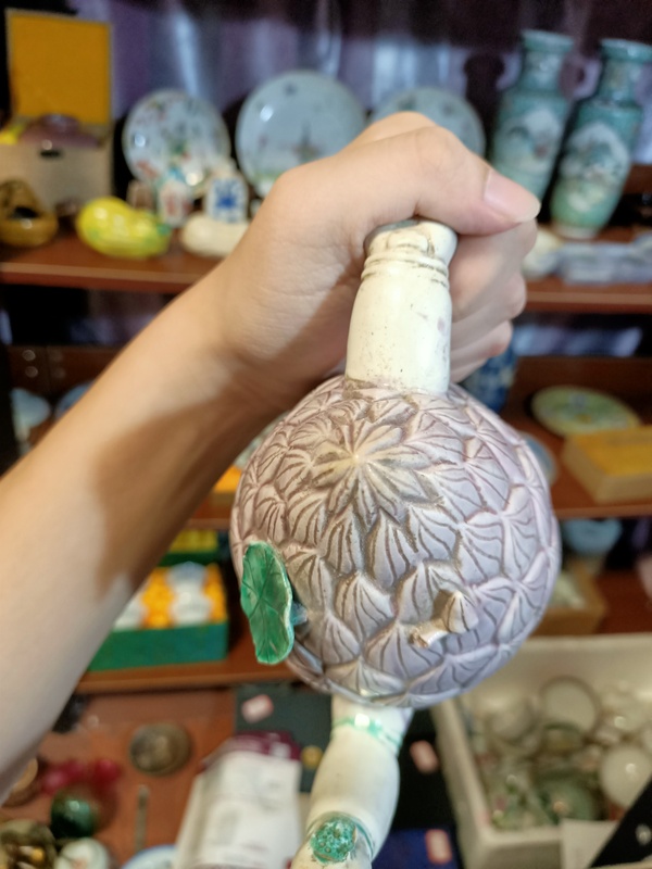 古玩陶瓷晚清素三彩仿生壺拍賣,當(dāng)前價(jià)格8888元