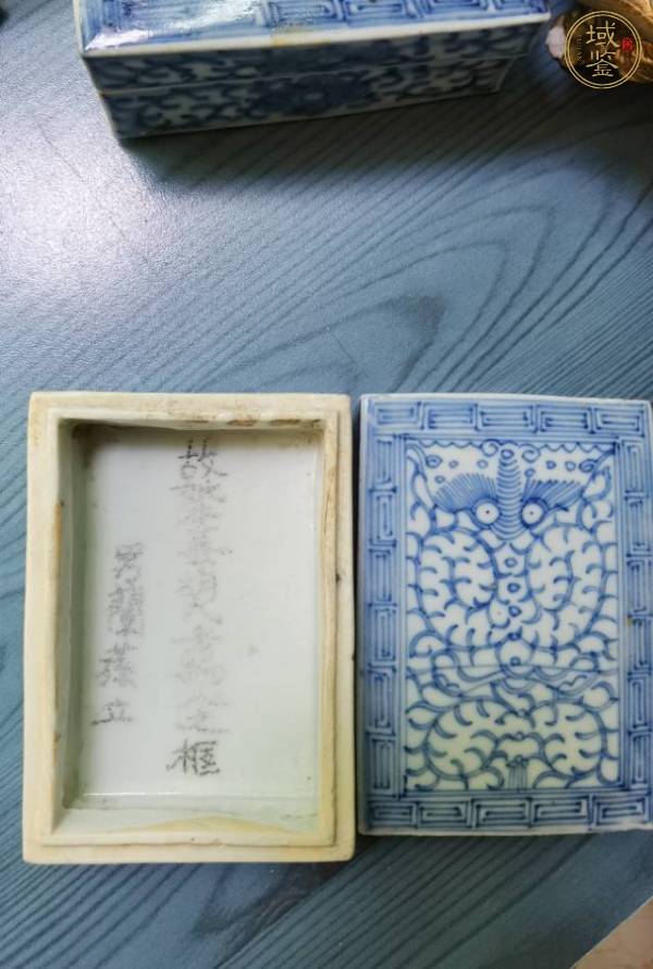 古玩瓷器青花缠枝花卉纹方盒真品鉴赏图