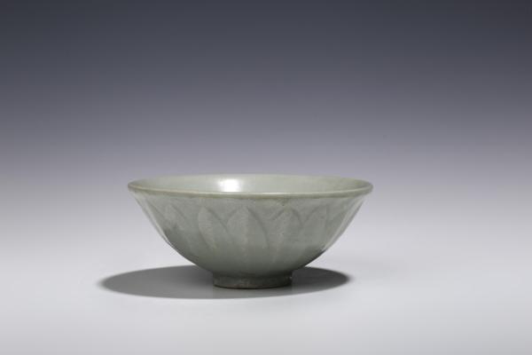 古玩陶瓷宋元·龍泉窯青釉蓮瓣紋碗拍賣,當(dāng)前價格7800元