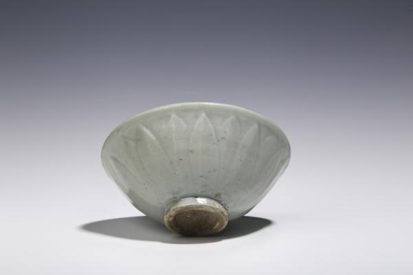 古玩陶瓷宋元·龍泉窯青釉蓮瓣紋碗拍賣,當(dāng)前價格7800元